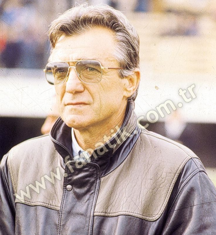 4 yıl önce dünyayı terketti ama efsaneler ölmez. Yok mu kendisi gibi oğlu, yeğeni, emmisi, dayısı, bulun getirin.
#FenereBüyükHoca