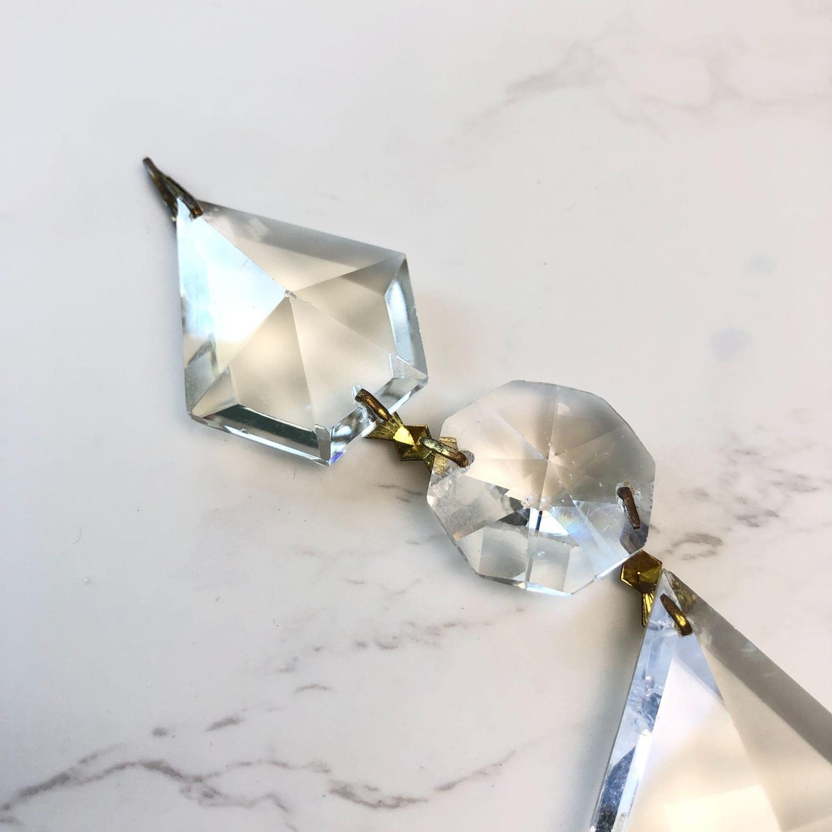 String of Six Glass Prism Chandelier Crystals Gold Connectors, Lighting Supply, Lamp Hardware, Christmas Tree Decoration, Sun Catcher #estatejewelry #vintagestyle
➤ etsy.me/3uVUfqr