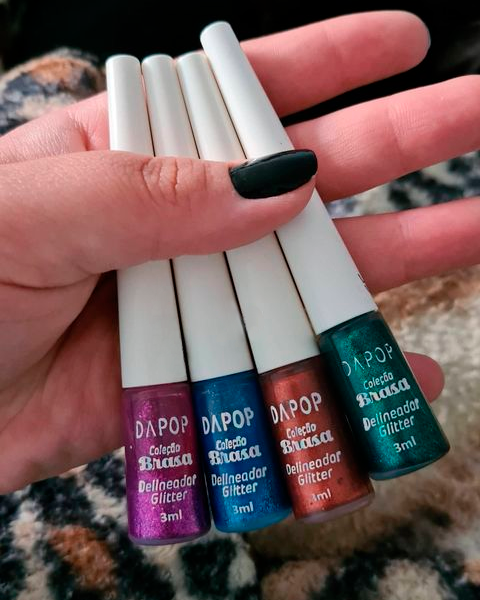 MaquiADORO's tweet photo. hoje é dia de #ClienteFelizMaquiADORO com esse swatche perfeito do delineador com glitter, da #Dapop 🤗 AMAMOS, @lucianac_s_! 💘 clica aqui pra garantir a sua cor queridinha: https://t.co/ivgy8Xysxn https://t.co/yF2ml4CsWo