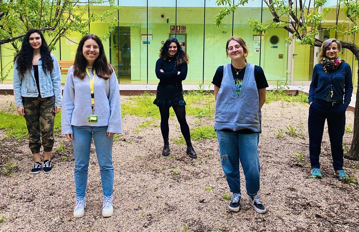 Proud of these young female scientists #WomenInScience #WomenInSTEM. The saga continues @covavara @L_AlvarezGlez @L_MarinGual @lauuragon #CristinaMarin ...💜 The future is bright! 👇