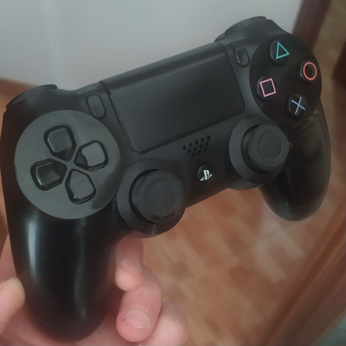 robmolecula's tweet photo. Espectacular trabajo de @MandosPers con mi Dualshock4. Customizao al más puro estilo #NightCity y además arreglo de botones que estaban cascaillos... 
#chapó !

#dualshock4 #Cyberpunk2077 https://t.co/bP9xyVV7iU