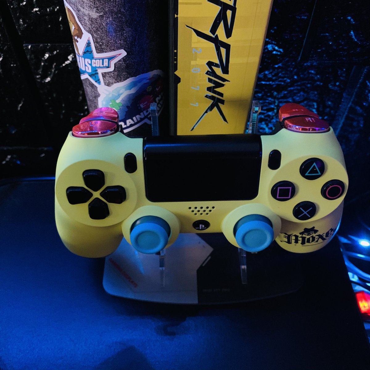 robmolecula's tweet photo. Espectacular trabajo de @MandosPers con mi Dualshock4. Customizao al más puro estilo #NightCity y además arreglo de botones que estaban cascaillos... 
#chapó !

#dualshock4 #Cyberpunk2077 https://t.co/bP9xyVV7iU