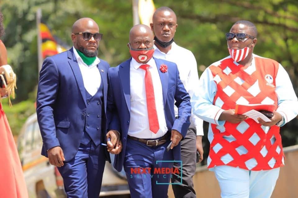 UgandaOne3's tweet photo. They are not easy...some one being supported then after swearing he can walk.....Bagandas. https://t.co/gZrNv43sJw