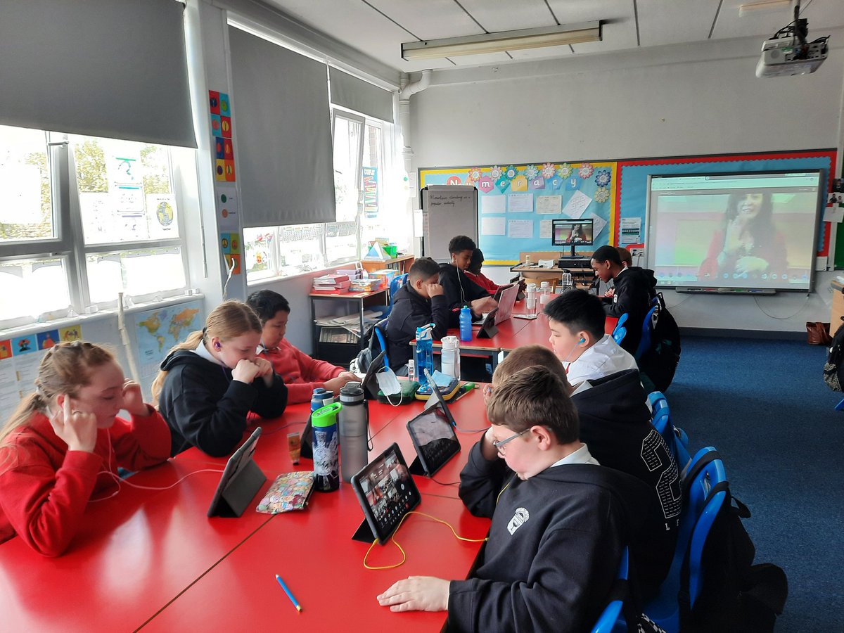 MrsScottCCPS's tweet image. P7 engaging in live Spanish lesson!#JourneytoSTA #digitaltransitions @StThomasAqSec