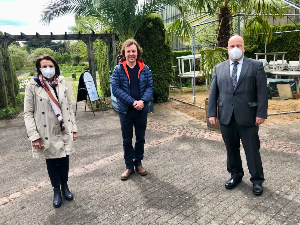 Heute: offizielle Eröffnung des Café Palme - Pressetermin unter Corona-Bedingungen im <a href="/BotGartenHH/">Botanischer Garten Hamburg</a> - mit den Bürgerschaftsabgeordneten <a href="/AnkeFrieling/">Anke Frieling</a> und <a href="/frank_schmitt/">Frank Schmitt</a>. Auf dem Foto (Mitte): Falk Hocquél, Geschäftsführer von Schmidt &amp; Schmidtchen, und neuer Pächter des Cafés 👍🌺