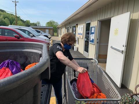 One in four students in Rockcastle County Schools face food insecurity. Excited to see <a href="/LCAKYEagles/">Lexington Christian</a> eager to help <a href="/ChrisAppProj/">Christian Appalachian Project</a> Grateful Bread Food Pantry provide weekend nutrition to students who are at-risk for hunger through the Backpack Program. #ThankfulThursday #teamwork