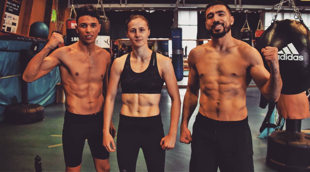 SegoleneLfb93's tweet photo. Les hommes se plaisent à penser qu'ils peuvent se débrouiller seuls, mais l'homme, le vrai, sait que rien ne vaut le soutien et les encouragements d'une bonne équipe... #boxing #life #nopainnogain #TeamDBC #together #prettyboy #majestic #coco 🥊🇫🇷💯 https://t.co/Dvo1i6Db0D