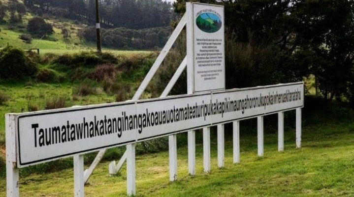 холм в новой зеландии с длинным названием. Llanfairpwllgwyngyllgogerychwyrndrobwllllantysiliogogogoch город. самое длинное название города. самое длинное название города. длинное название города.