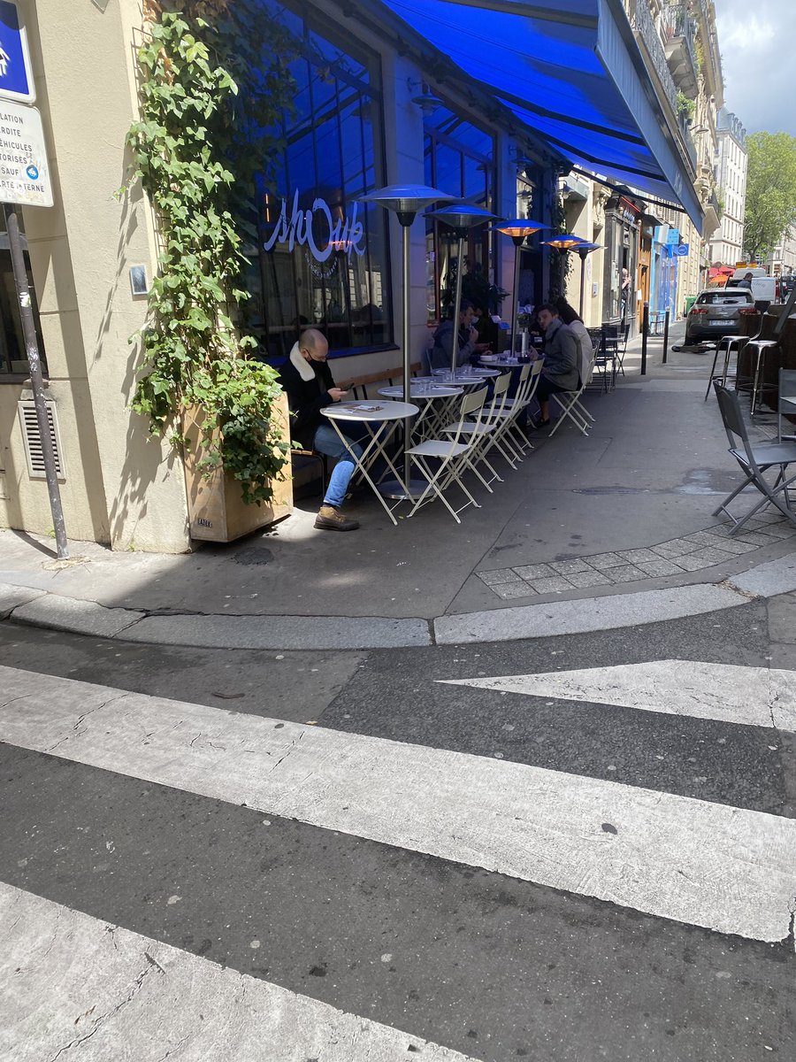 clair27646521's tweet photo. @le_Parisien Jugez vous même de la distance entre les tables. 5cm ?  A peu pres https://t.co/dlTrGkc5Rc