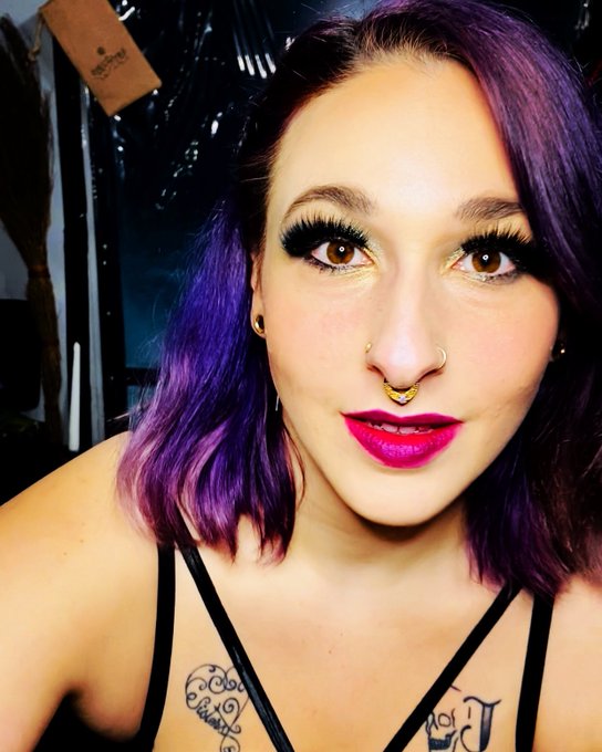 It&rsquo;s throw back Thursday my darlings 💋 me with my purple hair 😊 https://t.co/4Emlx8SjJY