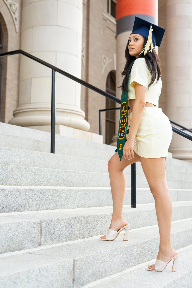 lenamariel_'s tweet image. to the girl who entered college with no direction
to the girl who ended the first semester with a 2.7
to the girl who was lost trying to find herself the past 4 years 

you finally made it 🎓🥂