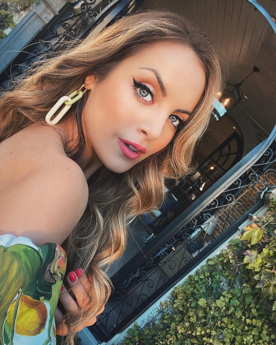 Liz Gillies via instagram, image size:960x1200