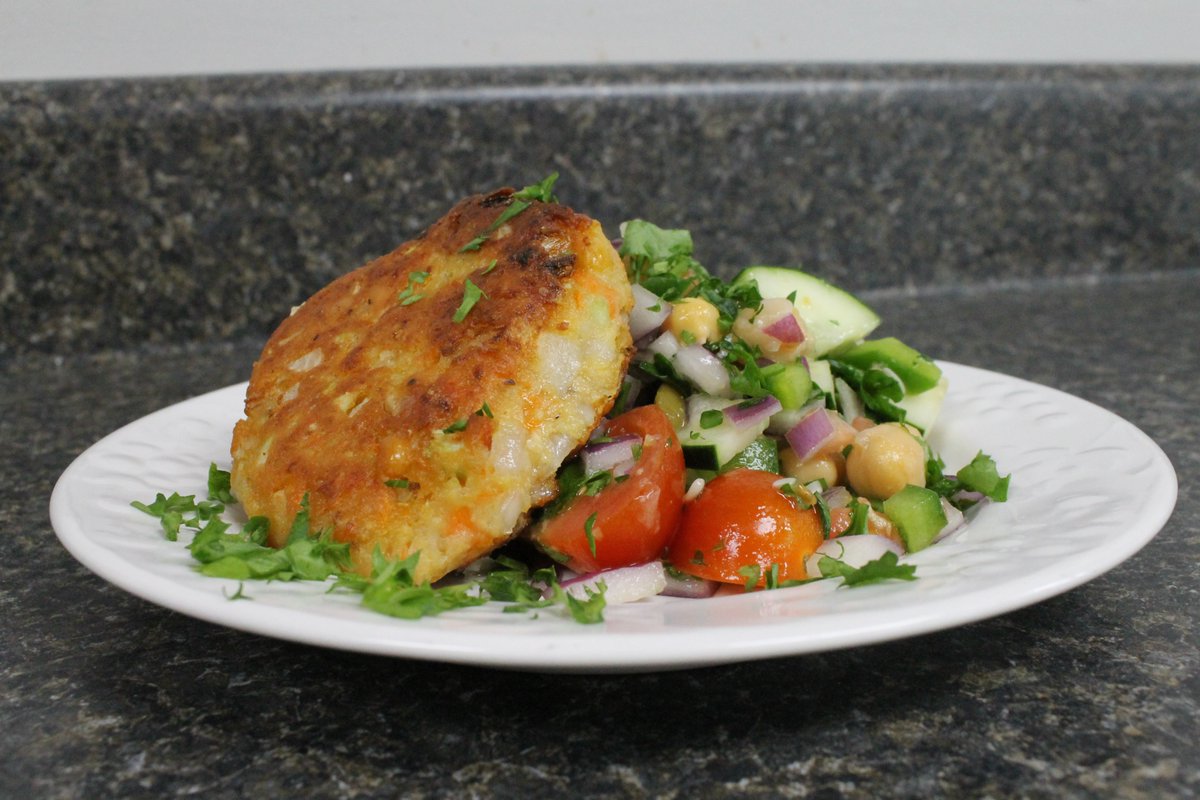CoHunger's tweet image. It's the crab cakes that are actually chick pea burgers for me. 

This healthy, light and fresh recipe was used with ingredients all from our pantry here.

We don't just give out boxes of food, we help our neighbors in need utilize them fully!