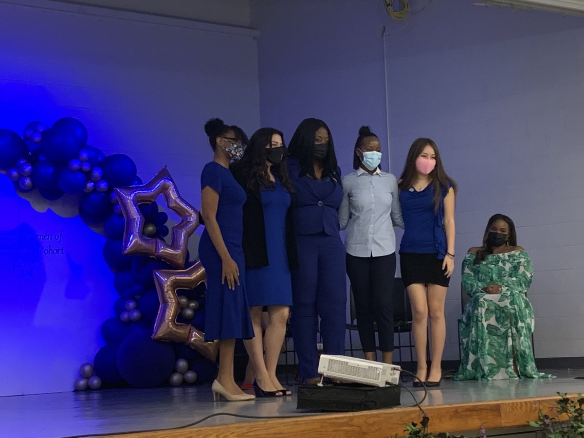 Rhobie__'s tweet photo. Over the past five weeks, I’ve been part of a program that allowed me to learn from different  government officials and role models (who are also women). Last night, the other four Young Women of Distinction and I were celebrated. I am so grateful <3 https://t.co/gMOYOi3R3L