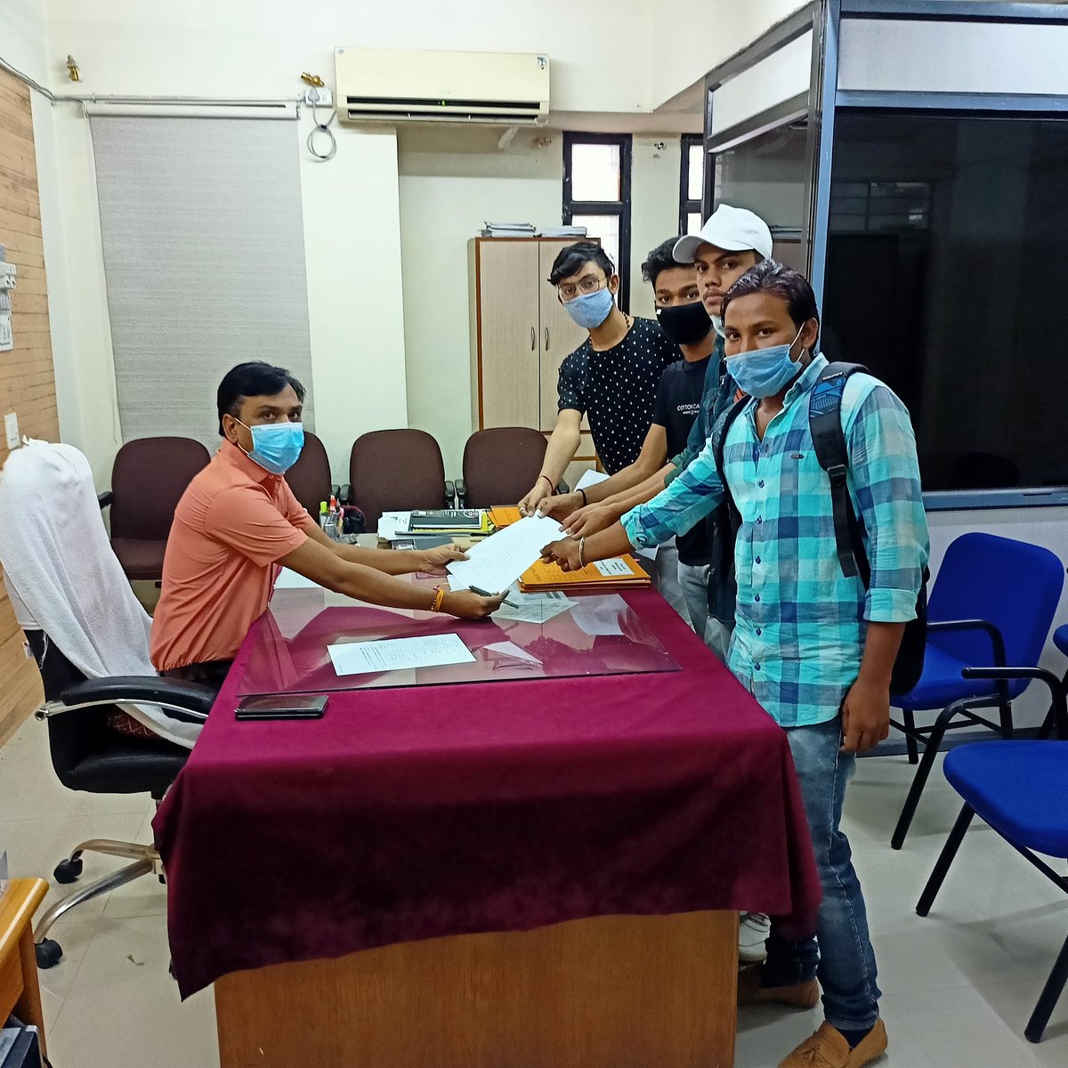 bvsgujarat's tweet photo. ભારતીય વિદ્યાર્થી સંગઠન દ્વારા શિક્ષણ મંત્રી ને રજુઆત કરતું આવેદન પાટણ કલેકટર કચેરી ખાતે આપવામાં આવ્યું.
#cancelboardexams 
#cancelgujaratexam
#justicefor12thstudents 
#allpasspolicy
#bharatiya_vidhyarthi_sangathan
#bvsgujarat https://t.co/qSHsWlsfsN
