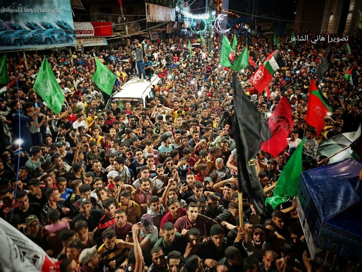 mengajarslide's tweet photo. Perayaan besar-besaran di kota Rafah, dalam perayaan kemenangan perlawanan Palestina.

#PalestinaMenang 
#gaza #GazaMenang https://t.co/t6WAPKf45L