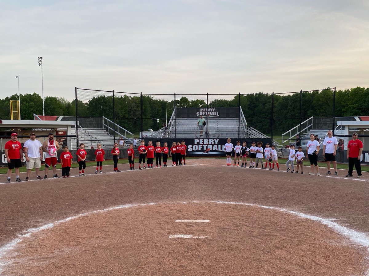 perryhssoftball's tweet photo. The Future 🥎❤️ Lady Pirates 🥎❤️🏴☠️🏴☠️🏴☠️🏴☠️#8ustrong #FAMILY https://t.co/93SqSSmktm