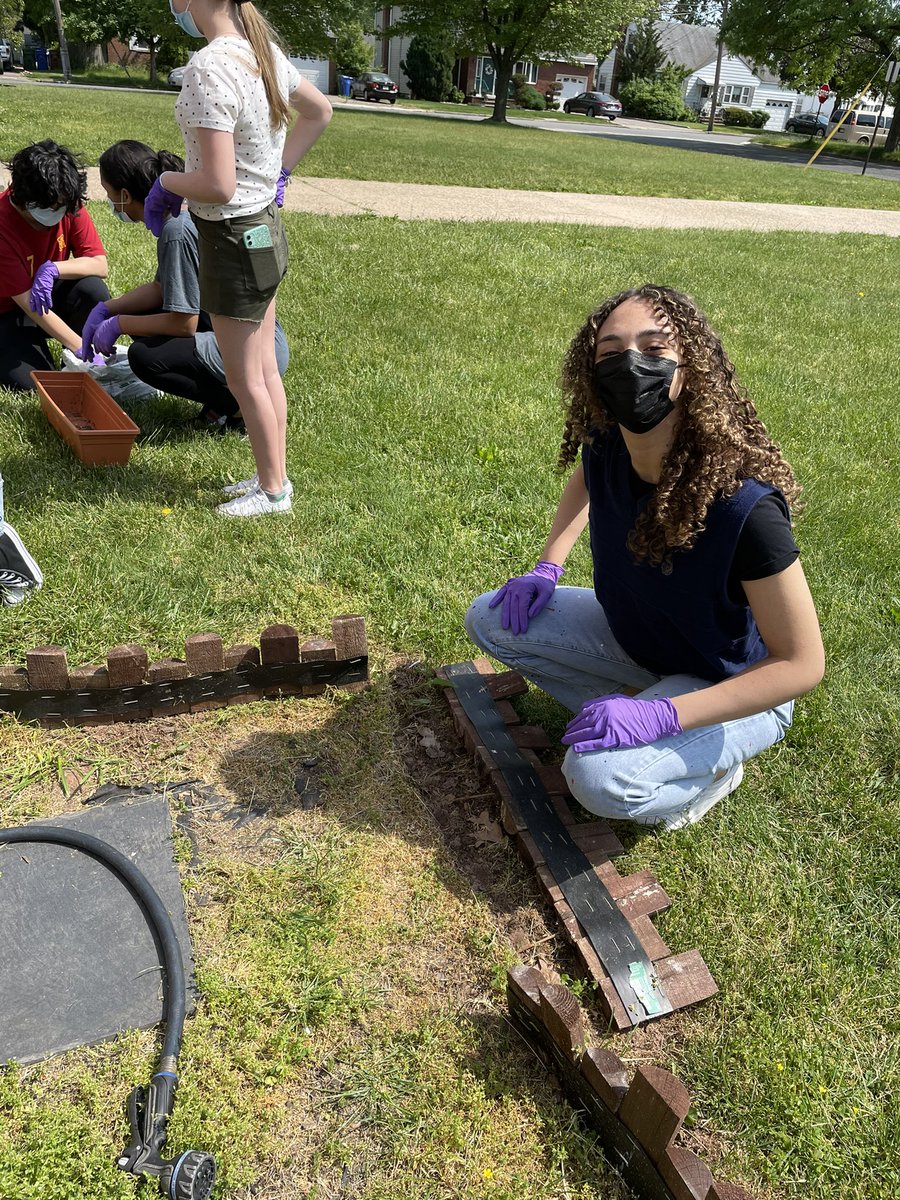 The NJHS, PBSIS Kids Club, and Kiwanis Club came together and spent the afternoon cleaning up the school, park, and working in the garden. Such a lovely day to demonstrate some of our NJHS pillars @LPS_McManus