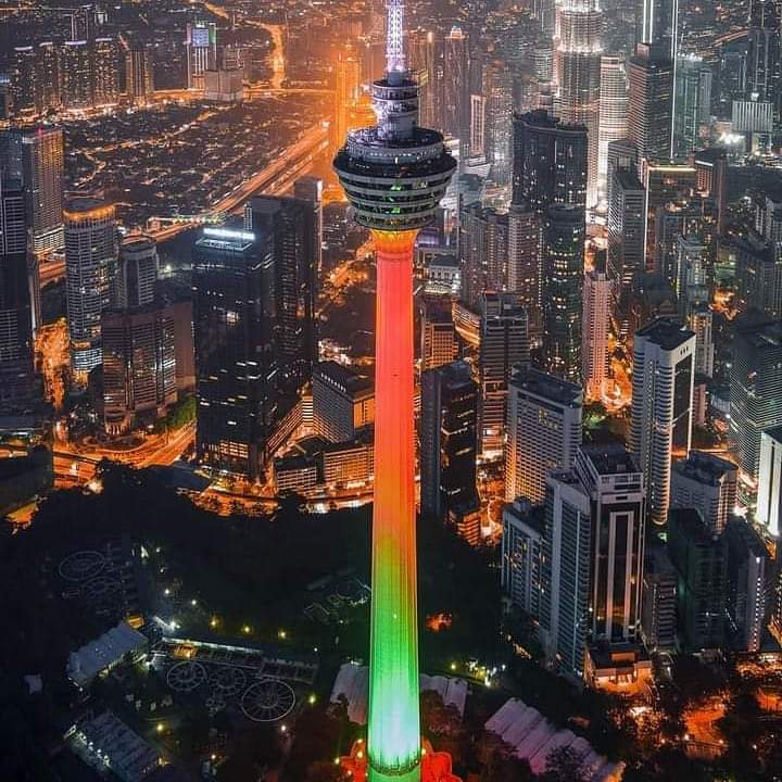 legasipemikir's tweet photo. Bangunan2 dan mercu tanda di #Malaysia menyalakan lampu bewarna bendera #Palestin sebagai tanda sokongan padu untuk ditunjukkan ke dunia global.
#iniadalahthread https://t.co/rOvHk4MNtv