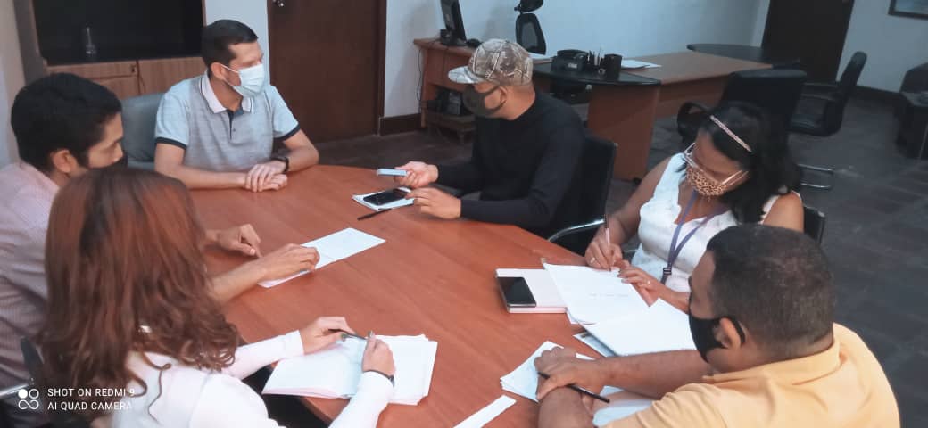 davidjhg's tweet photo. Escuchamos al Sindicato de trabajadores y nos comprometimos con su lucha. Sabemos que la clase trabajadora es la principal víctima del bloqueo y tenemos plena confianza en que pronto lograremos, junto al presidente @NicolasMaduro, avanzar en la recuperación del ingreso nacional. https://t.co/bAEVnXXE7q