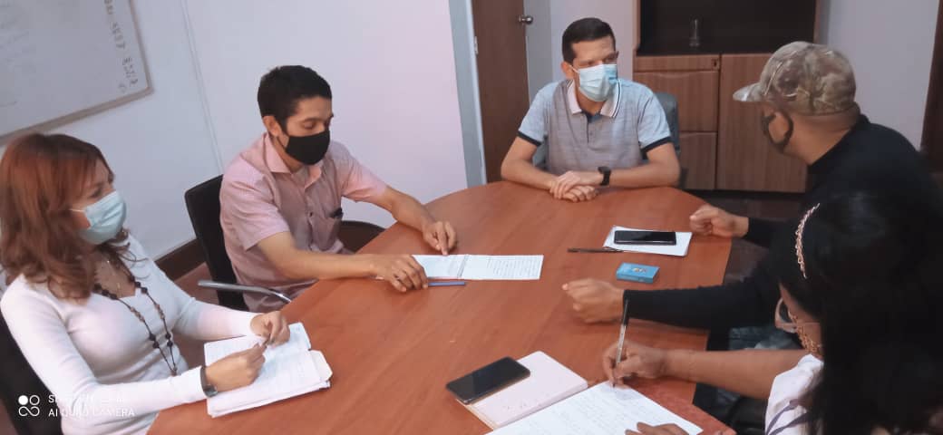 davidjhg's tweet photo. Escuchamos al Sindicato de trabajadores y nos comprometimos con su lucha. Sabemos que la clase trabajadora es la principal víctima del bloqueo y tenemos plena confianza en que pronto lograremos, junto al presidente @NicolasMaduro, avanzar en la recuperación del ingreso nacional. https://t.co/bAEVnXXE7q