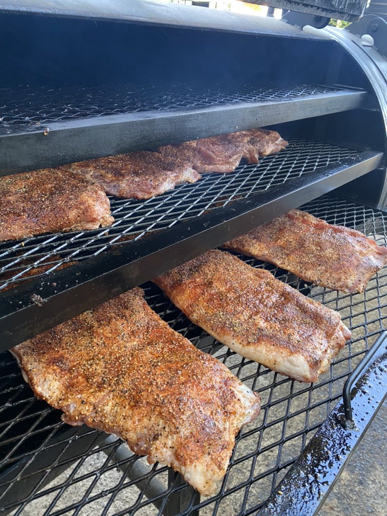 ribsalrio's tweet image. Mañana abrimos desde las 12 en el Patio Costanera Norte por última vez hasta vaya a saber cuando... tenemos ribs recién salidas del ahumador, birra artesanal y vista al rio! Se puede venir con perro y no hace falta reservar! Se agradece el RT tenemos 300kg de carne para vender 😂