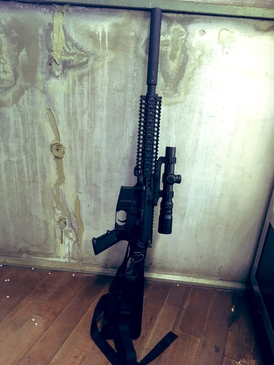 shoo_nk's tweet photo. なんと500mmバレル搭載のレシーライフル
 #サプレッサーの付いた銃は格好良い https://t.co/PXCwYCBSpo
