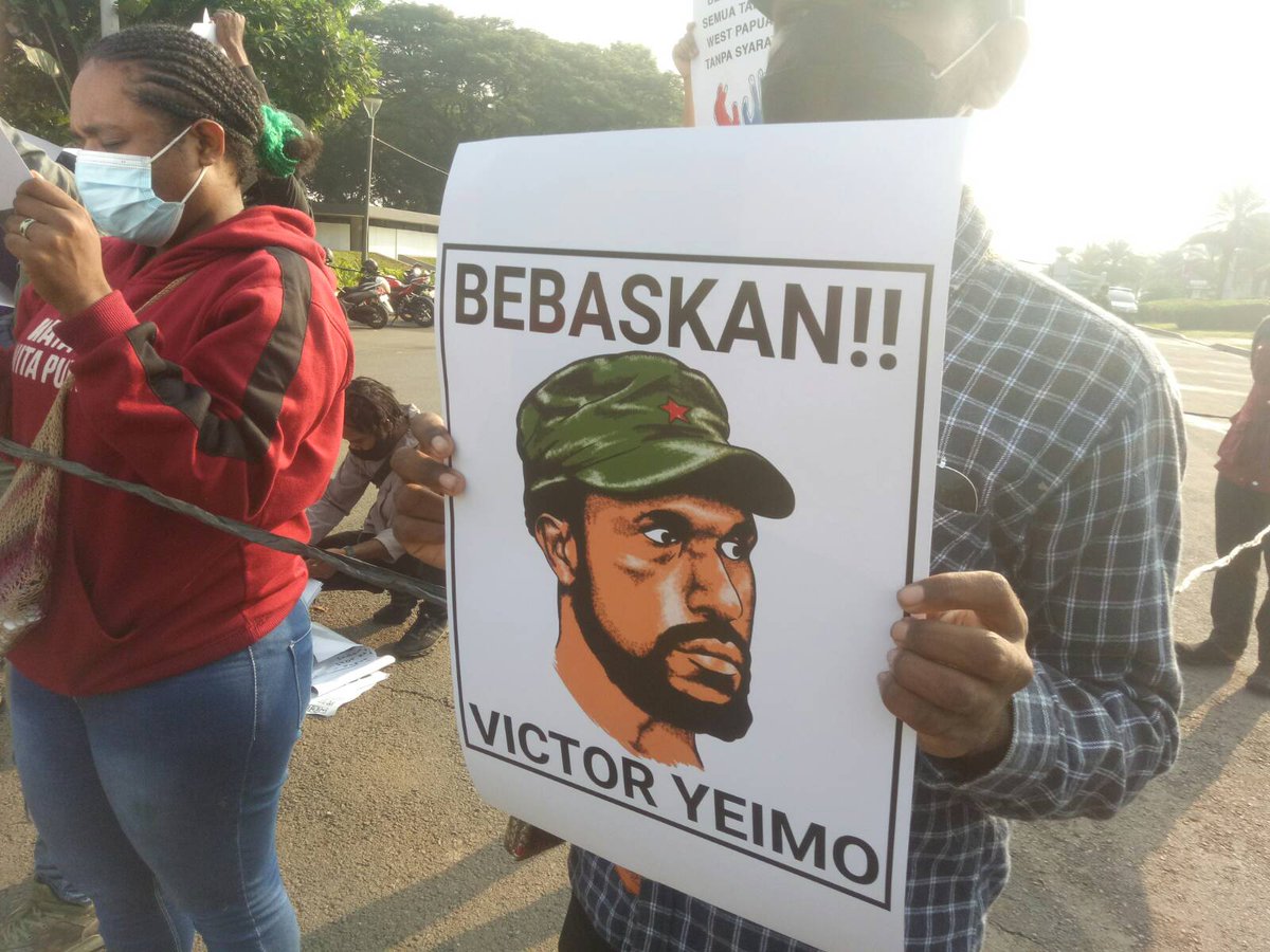 friwp's tweet photo. Jakarta 21/5

Aksi menuntut pembebasan Tapol Papua di depan Istana Merdeka https://t.co/EMTEohZVrJ