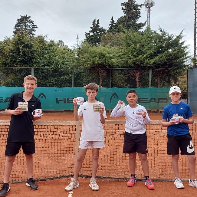 FINALIZO EL TORNEO ABIERTO 🎾🏆

Acá están los Campeones y Subcampeones
➡️Segunda Chance y Dobles:
Varones Sub 12 y Sub 14

Respetando los protocolos, como en todo el torneo, hoy dimos por finalizada la etapa de campeonato 💪🏻

FELICITACIÓN a los organizadores!!!!