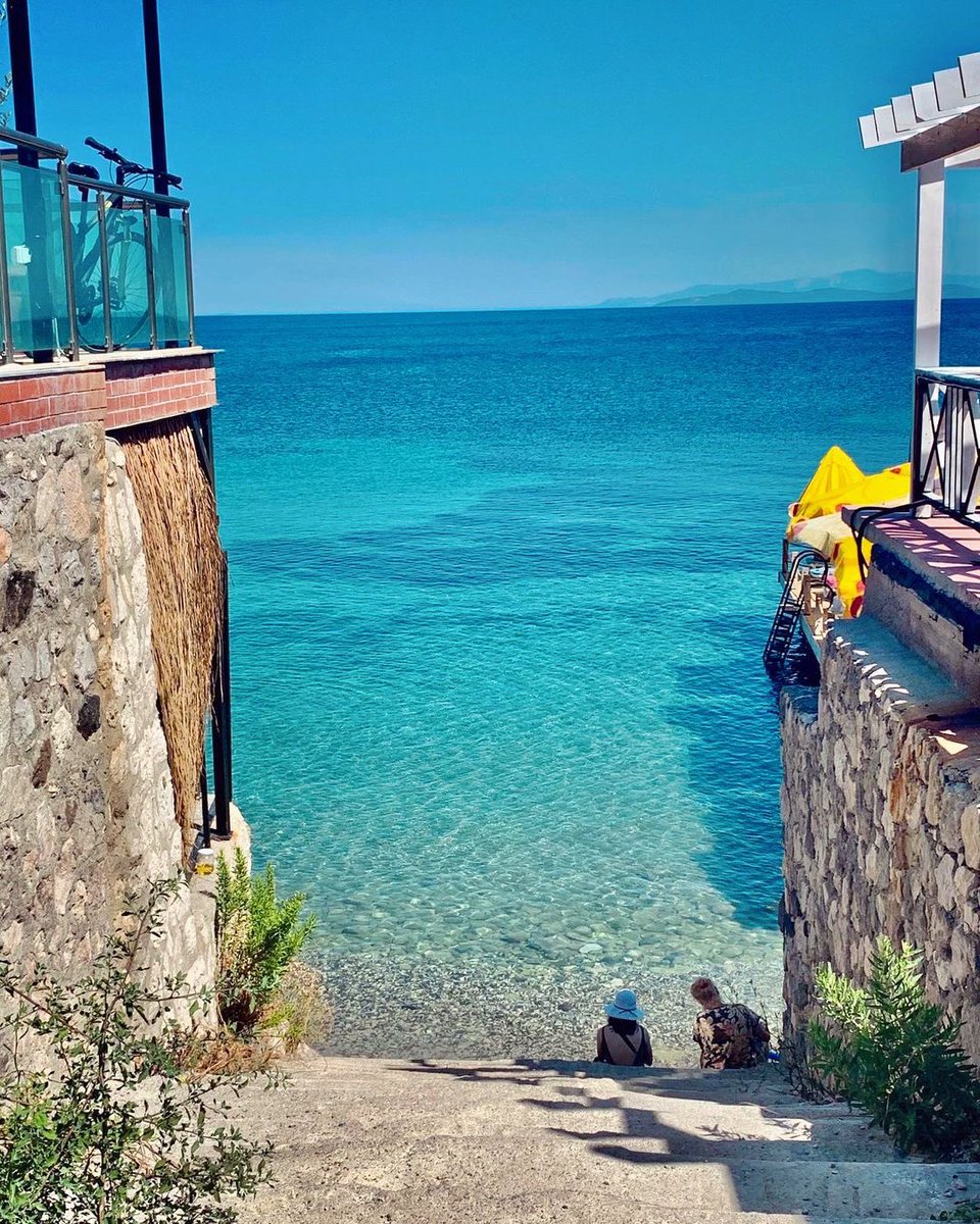 yapilacakIar's tweet photo. İzmir, Mimazo Koyu’ndaki dünyanın en güzel manzaralı merdivenlerinde otur. https://t.co/ZAchEiYQhG