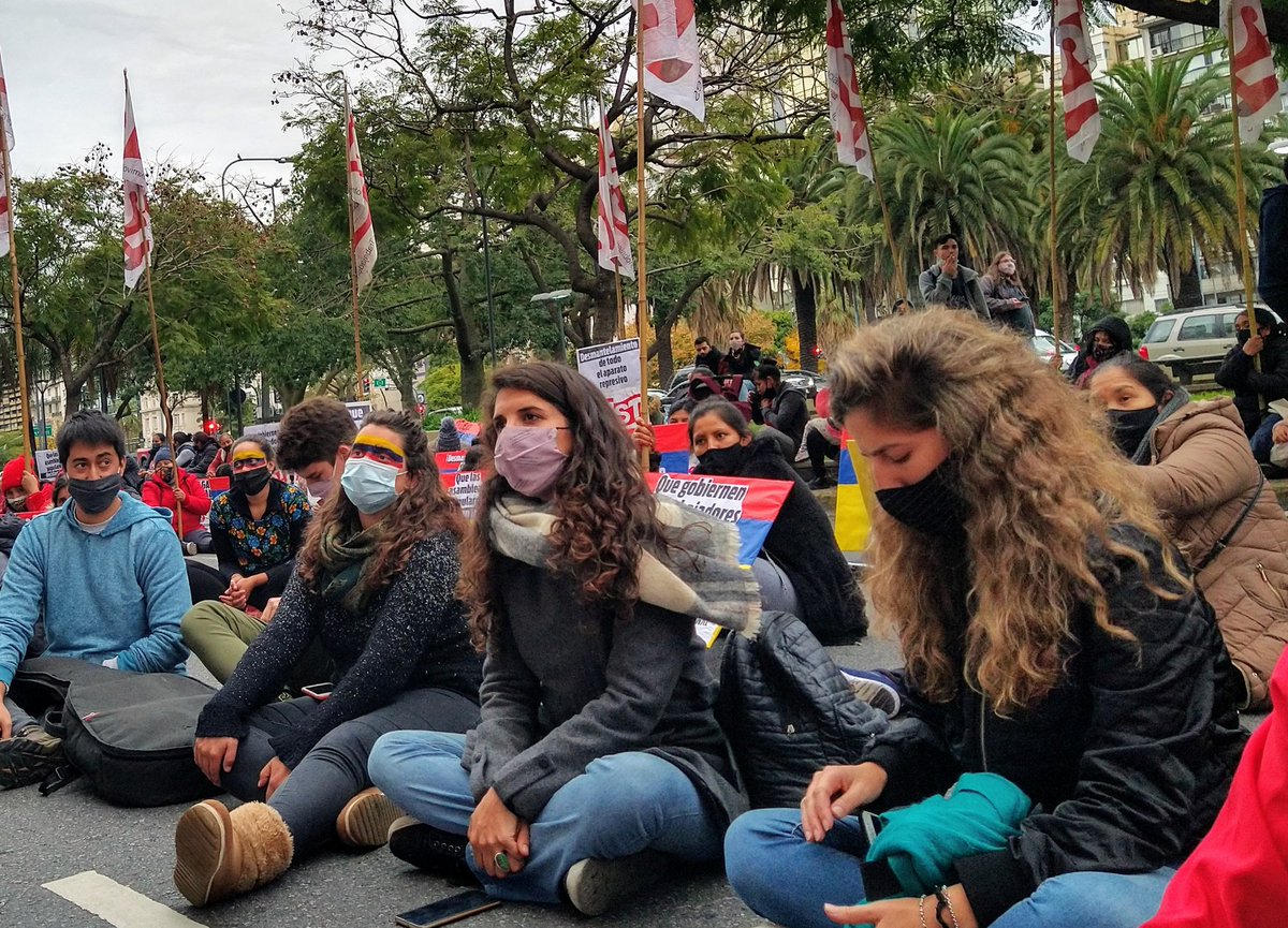 Cele_Fierro's tweet photo. Lo que sucede en Colombia es una verdadera rebelión popular que no va a parar hasta terminar con todo el régimen uribista.

Desde el @MSTargentina y la @isl_lis seguimos impulsando toda la solidaridad internacional hasta que se vaya Duque ✊🏽 https://t.co/0gxjnik4wW