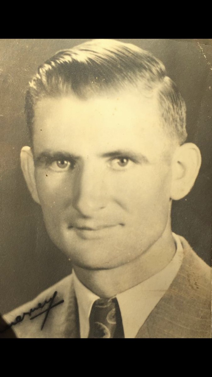 estfi_7's tweet photo. @belovabucky Mi papá - 1945 nacido  en 1921. https://t.co/jEWZs1oCJH