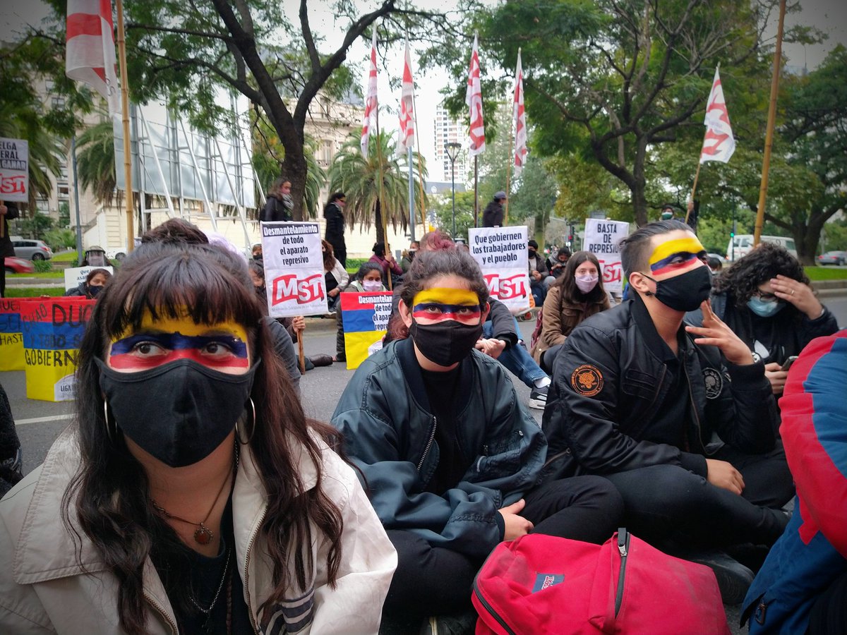 Cele_Fierro's tweet photo. Lo que sucede en Colombia es una verdadera rebelión popular que no va a parar hasta terminar con todo el régimen uribista.

Desde el @MSTargentina y la @isl_lis seguimos impulsando toda la solidaridad internacional hasta que se vaya Duque ✊🏽 https://t.co/0gxjnik4wW