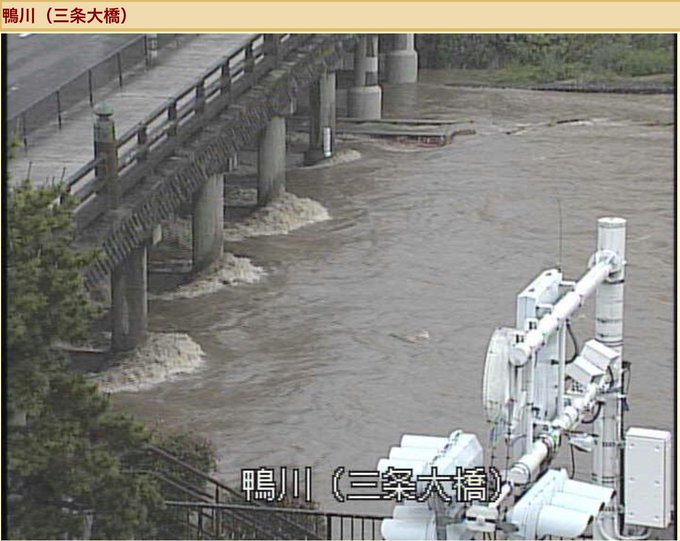 氾濫 京都 鴨川に氾濫警戒注意 濁流が歩道まで溢れてる 近くにお住いの方はご注意ください 現地の被害状況まとめ まとめダネ