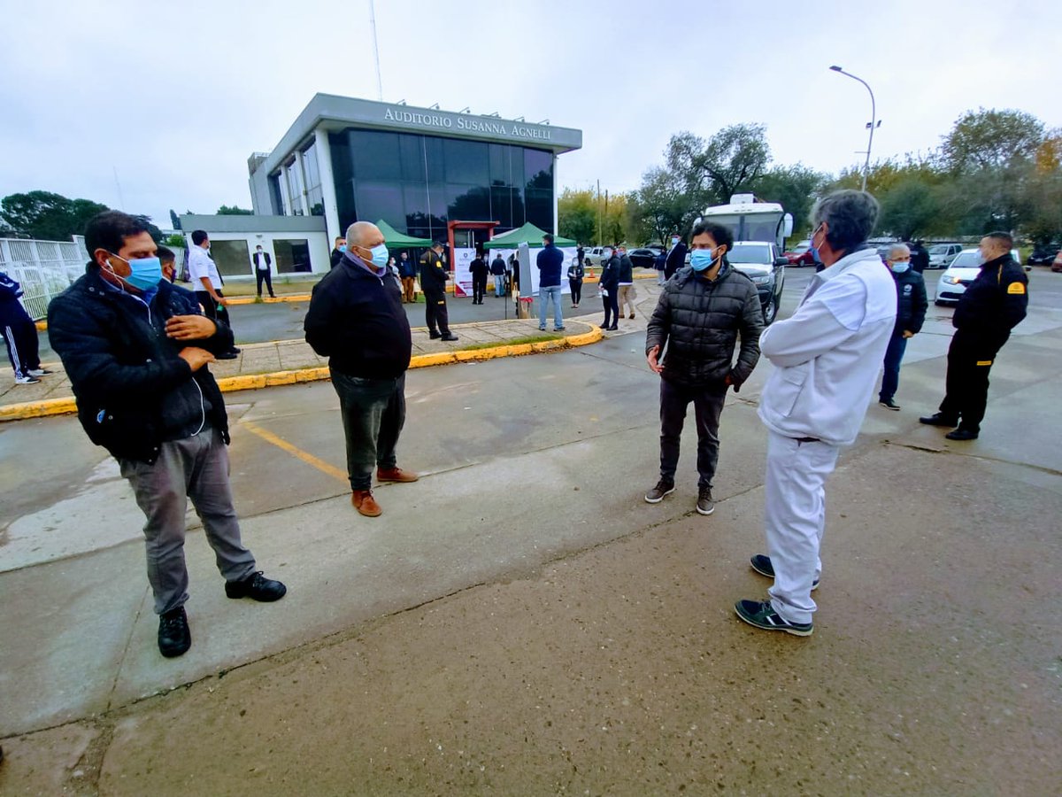 GustavoPedrOk's tweet photo. Agradezco a nuestros profesionales médicos,enfermeros y personal de Planta Automotriz @Fiat, @ivecoargentina por permitirnos realizar hisopados y vacunación antigripal a nuestros compañeros. La Brigada Sanitaria de OSPEVIC, cuidando a los trabajadores esenciales #Salud #OSPEVIC https://t.co/fGIawWSjtK