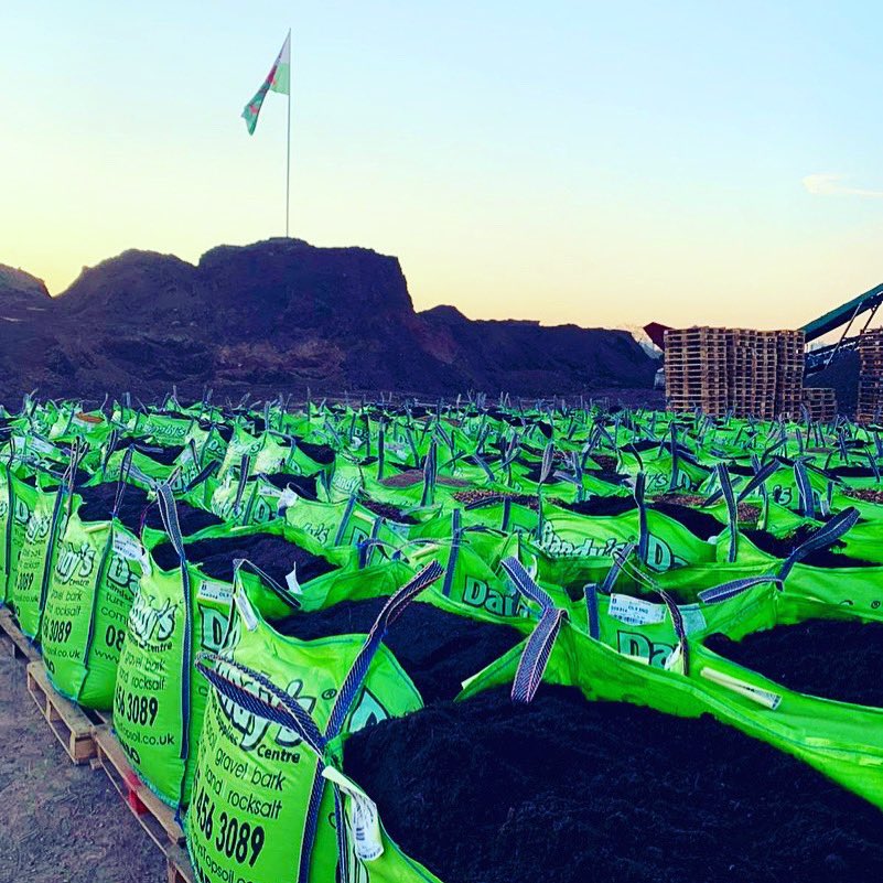 AdamDandy's tweet photo. FREE COMPOST & SOIL - Just follow and retweet - 25 followers will win a free 25kg bag of Dandys VegeGrow Soil & Compost, to grow your own vegetables in 🙌🏻🥕 all winners announced next week. #FREEcompost #garden #gardening #competition #soil #compost #freebies #growyourown https://t.co/dmg4IDoQ1V