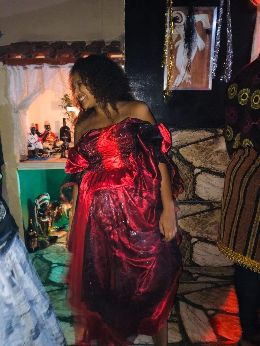 aldeiadeibejada's tweet photo. Ela é rainha, ela é mulher. Pedacinho de Mulambo para quem tem fé. 👑🍷🌷🌹 

@euliivia https://t.co/qlqtwtUrF9