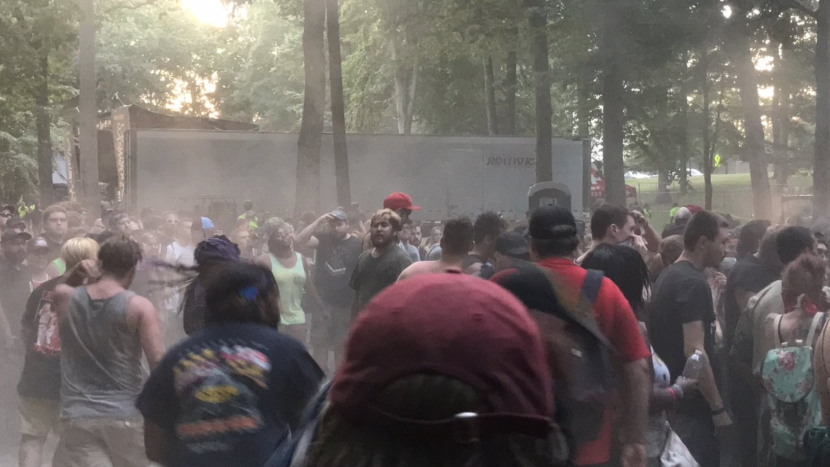 SilverSeptembrr's tweet photo. POV: You’re at the Warped Tour and your man hops into a circle pit. When the dust settles you catch each other’s eye and he looks at you like you’re the most gorgeous angel he’s ever seen. ✨🥀🖤🤘🏻#hardcorecouple #warpedtour #moshpit #accidentalrenaissance https://t.co/jEcucLxBkA
