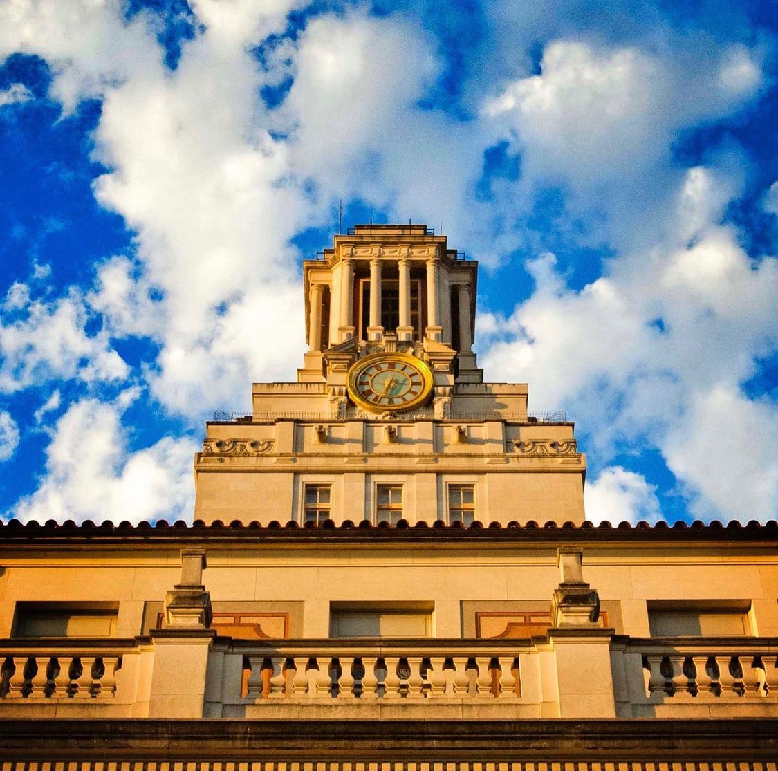utexascoe's tweet image. Congratulations #UTEdGrad21! 🤘Looking forward to seeing you at tomorrow's Graduation Moment of Recognition to celebrate your accomplishments even more! education.utexas.edu/commencement