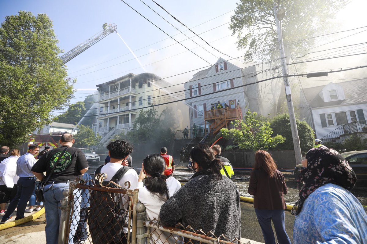nicoczar's tweet photo. Dozens of residents were displaced as firefighters from surrounding communities work to extinguish a multi-alarm fire which spread to neighboring homes on Endicott Avenue in Revere. ⁦@bostonherald⁩ #reverefire #bostonfire #boston #revere https://t.co/KA4Bw0QZOi