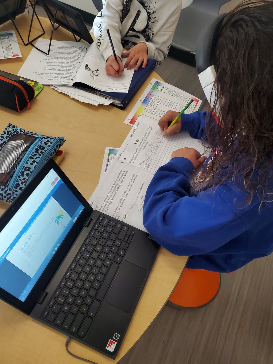 emily_hartl's tweet image. Students working individually and collaborately through our Speech Self Paced unit. Thanks for the inspiration @modernclassproj. #pssdlearn #blendinglearning
