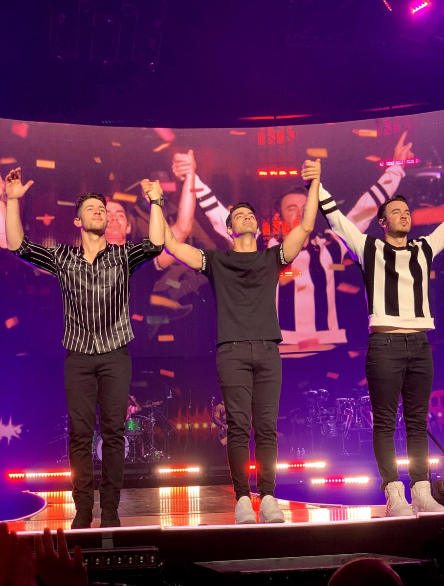 callstokley's tweet photo. @jonasbrothers #RememberThisTour https://t.co/pKDgZkUuNu