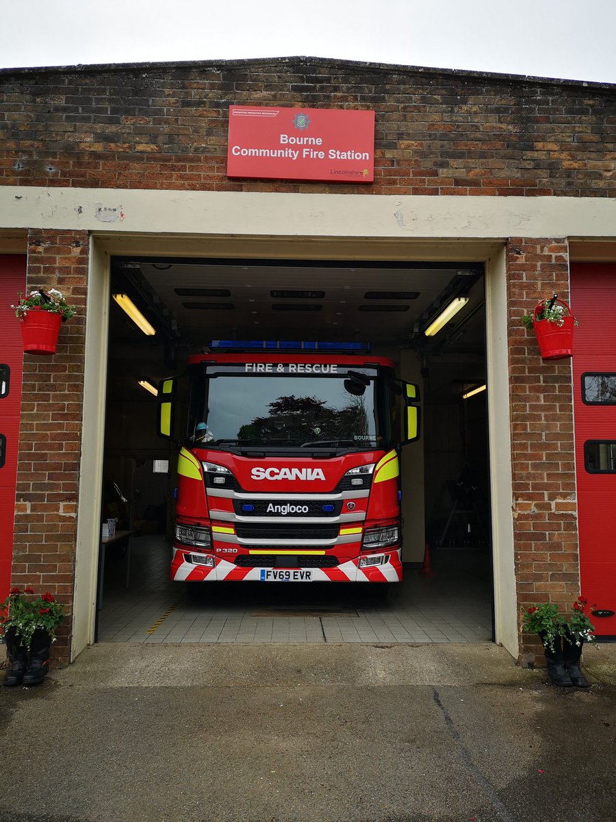 schmukems's tweet photo. Had an amazing donation of plants for @bourne_fire given to us today from Clingos plants in Bourne, wonder what other fire stations in @LincsFireRescue has something similar?! #MentalHealthAwarenessMonth #keepingwithnature #proudtobeoncall #firefamily https://t.co/VPiCD6eoBB