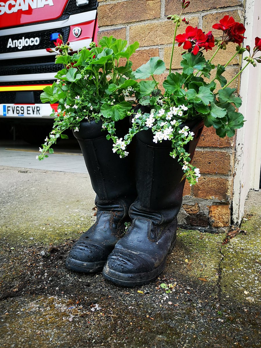 schmukems's tweet photo. Had an amazing donation of plants for @bourne_fire given to us today from Clingos plants in Bourne, wonder what other fire stations in @LincsFireRescue has something similar?! #MentalHealthAwarenessMonth #keepingwithnature #proudtobeoncall #firefamily https://t.co/VPiCD6eoBB