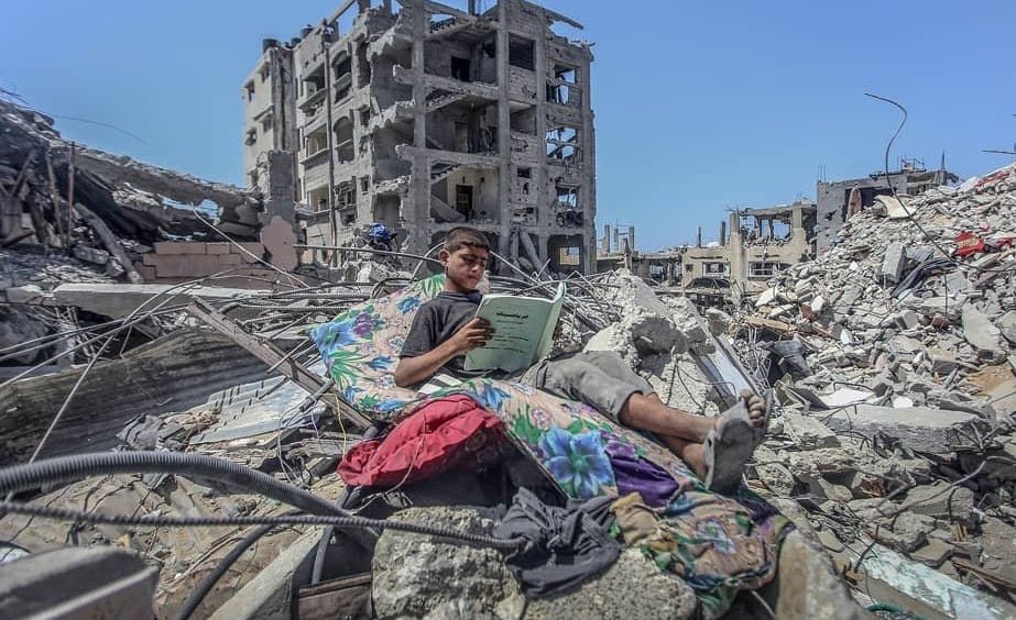 mehcuure's tweet photo. Kalpte varsa aşkın, döner ateşler Gül'e. Çöller mekkeye, enkazlar..
#heartgaza #TerroristIsrael https://t.co/pjBEaWXD4l