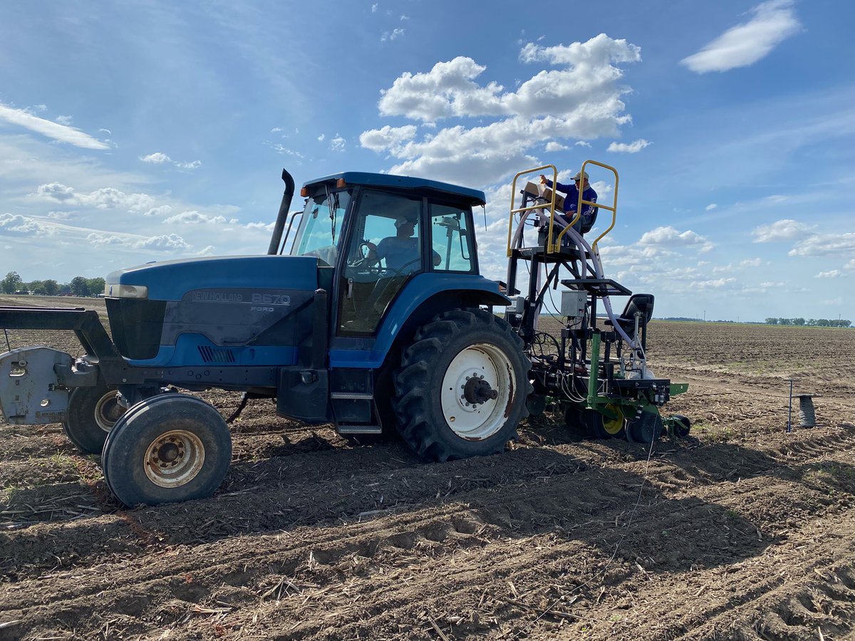 Richard Bond getting the soybean  variety test in at NEREC 🙌🏻 
<a href="/DebbieHopper12/">Debbie Wyss</a> <a href="/AginarkK/">AgInArk_Keiser2</a> <a href="/ArkAgResearch/">Arkansas Agricultural Experiment Station</a>