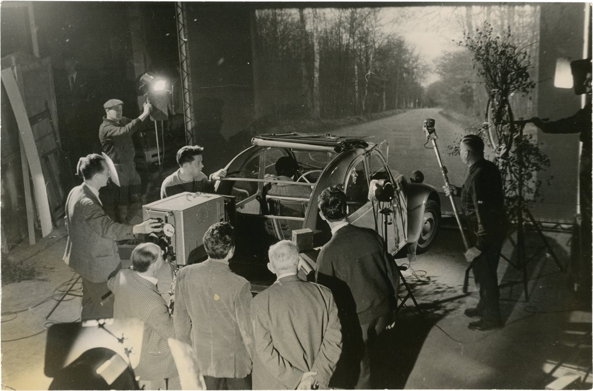 DoyleofDarkness's tweet image. Behind the scenes photos of director Georges Franju (with actors Édith Scob and Alida Vallil, and members of his crew) on the set of EYES WITHOUT A FACE (1959).

#EyesWithoutaFace #Horror #HorrorFilms #Movies #FrenchHorror #GeorgesFranju #ÉdithScob #AlidaVallil #BehindtheScenes
