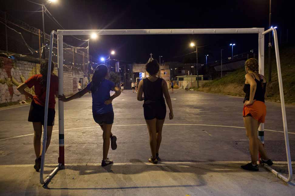 Un equipo de hombres (y mujeres) que se respetan y se quieren es invencible. Y si no lo es, más vale compartir la derrota con los amigos, que la victoria con los extraños o los indeseables.

Alejandro Dolina