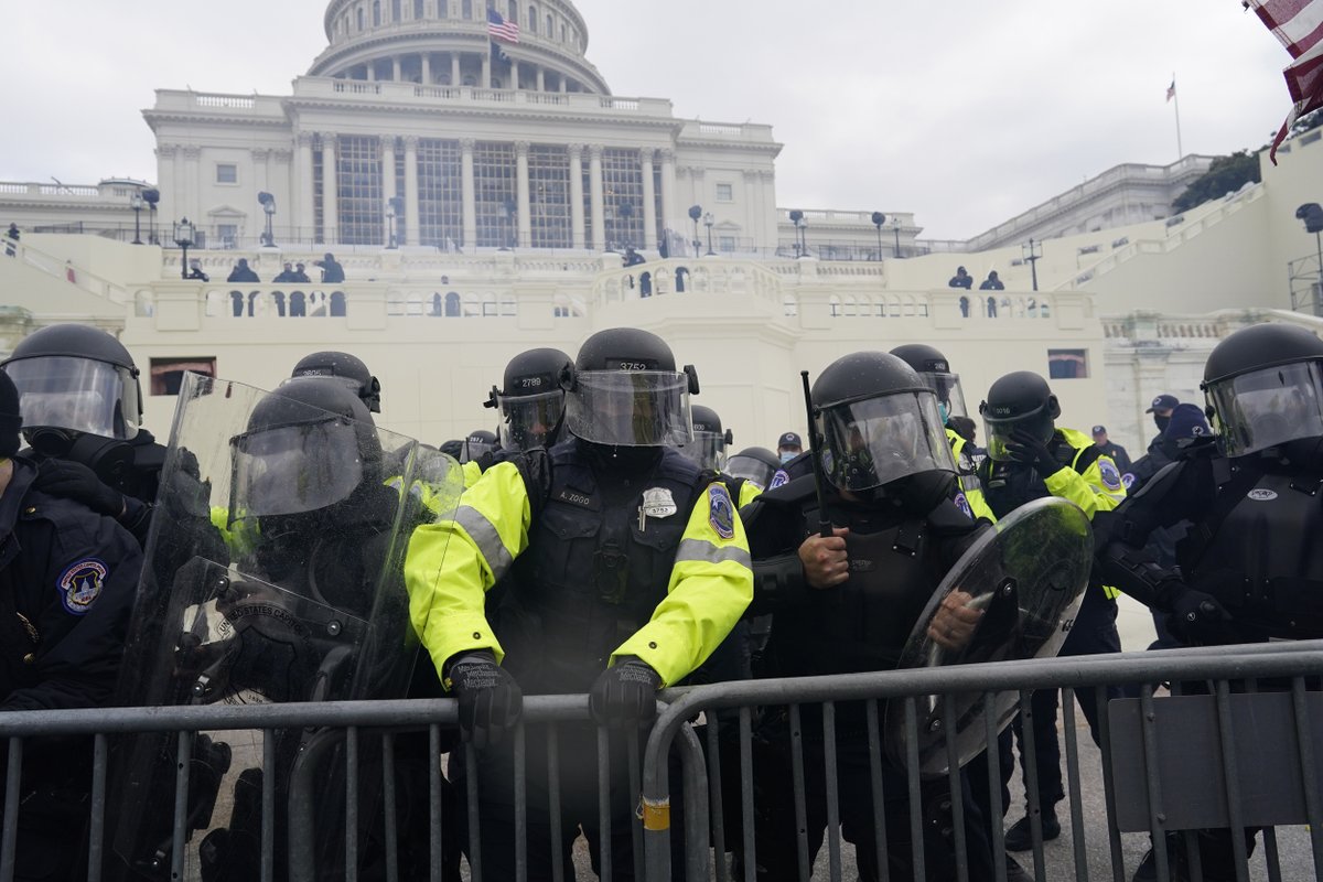 MacFarlaneNews's tweet photo. At least 70 US Capitol Police officers have resigned or retired since January 6, per union official
  
Agency was already well below its authorized staff level https://t.co/cweG96dge3