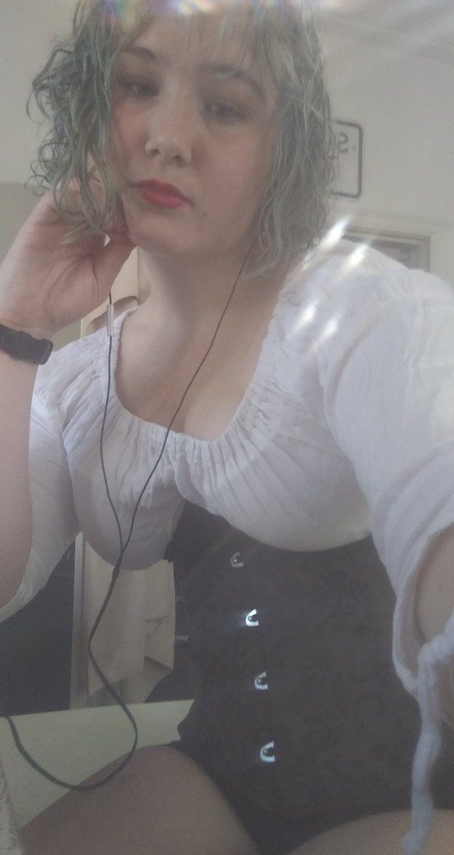 hi have some pics i took (theres no filter my phone screen just has a crack right over the camera LMAO)